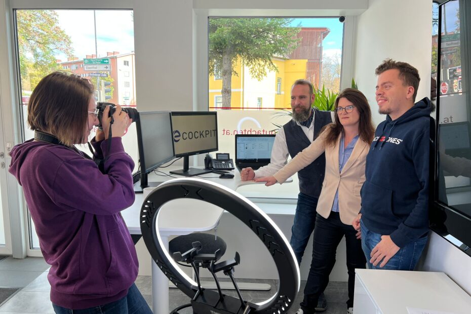 Foto vom eCockpit-Kernteam, Birgit und Horst Kandutsch, sowie Nico Wiunig